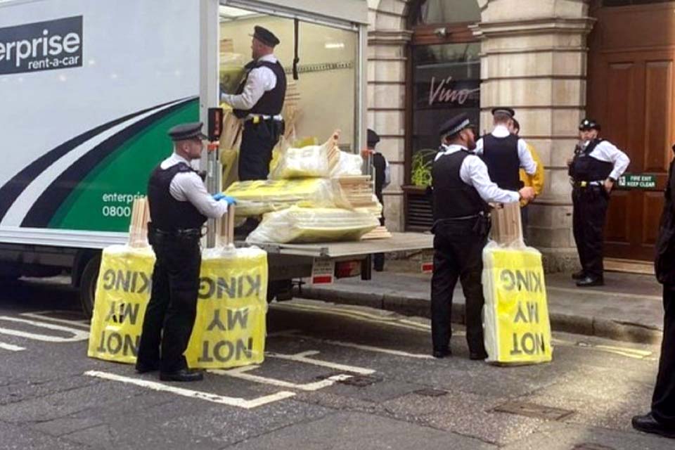 Polícia prende manifestantes antimonarquia na coroação de Charles III