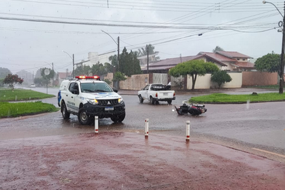 Mulher fica ferida após ter moto atingida por carro em Rolim de Moura