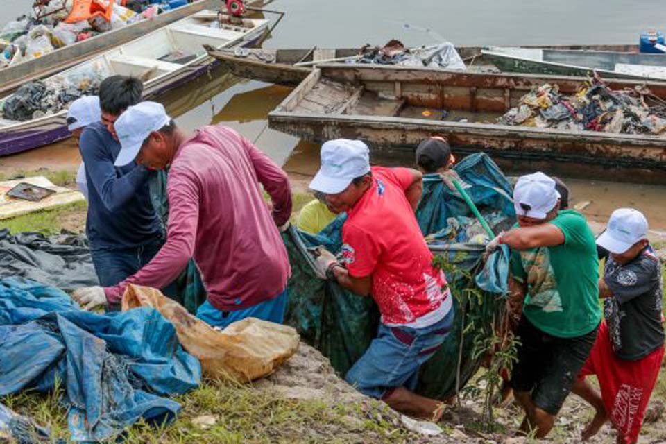 Voluntários recolhem mais de uma tonelada de resíduos sólidos do rio Pacaás Novos