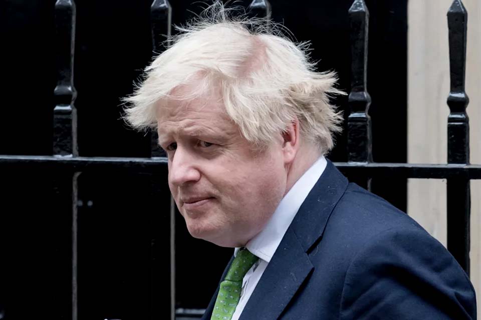 Boris Johnson diz que Putin o ameaçou com míssil; Kremlin nega