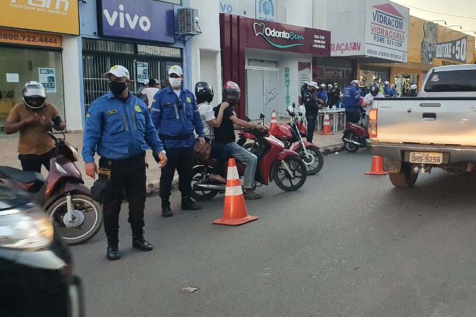 Departamento de Trânsito e Polícia Militar fazem blitz no trânsito no município