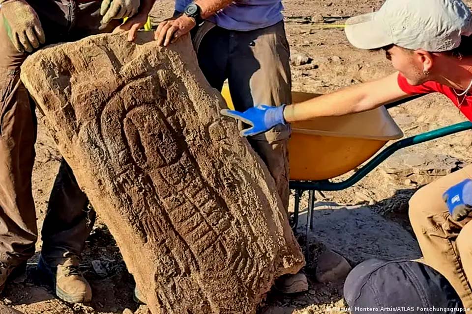 Placa de pedra milenar revira ideias sobre papéis de gênero