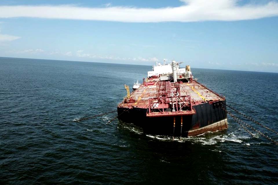 Navio com mais de 1 milhão de barris de petróleo corre risco de afundar na Venezuela