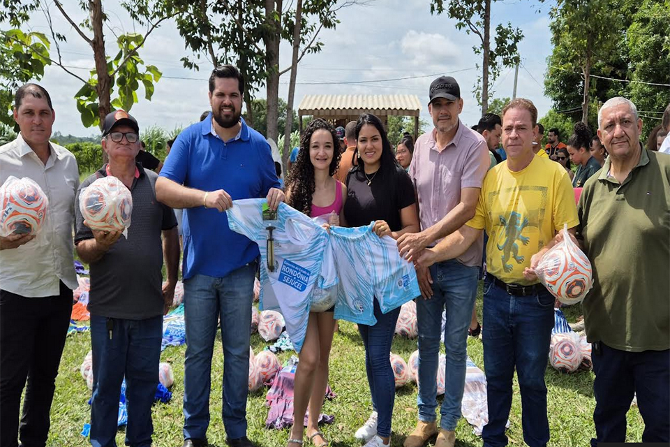 Deputado Jean Oliveira entrega 24 kits esportivos para times de futebol society em Seringueiras