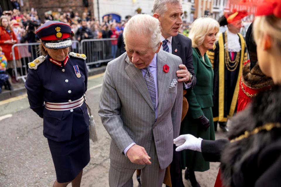 Homem é preso na Inglaterra por jogar ovos no rei Charles III