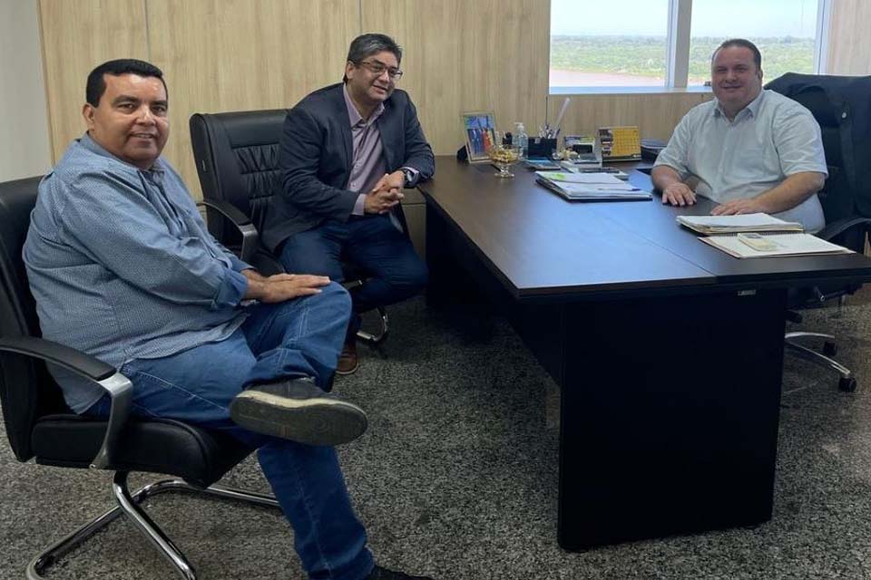 Deputado Luís do Hospital recebe prefeito eleito de Candeias do Jamari