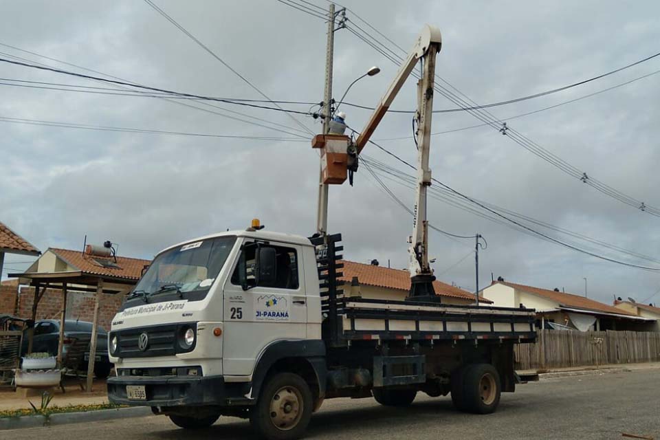 Secretaria Municipal de Obras e Serviços Públicos troca lâmpadas queimadas nos dois distritos