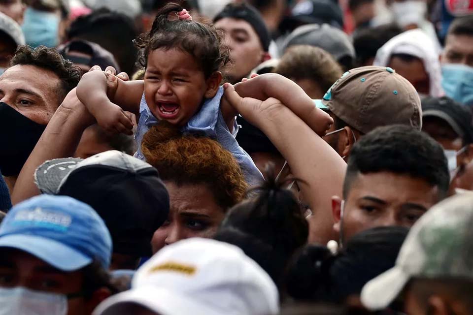 Presidente da Guatemala manda prender caravana de 3 mil refugiados hondurenhos