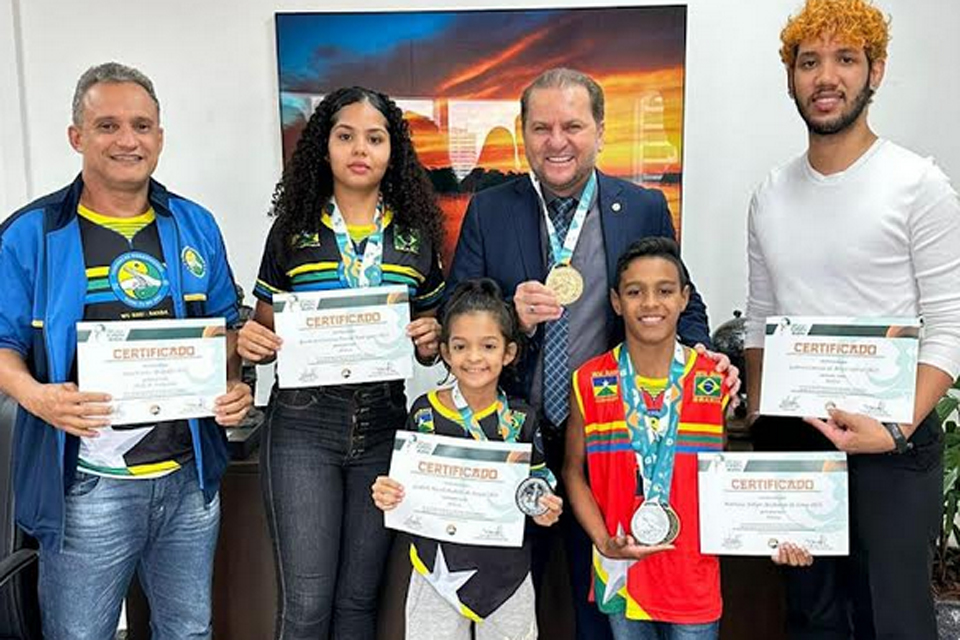 Deputado Cirone Deiró recebe atletas que conquistaram 14 medalhas no Brasileiro de Kung Fu 