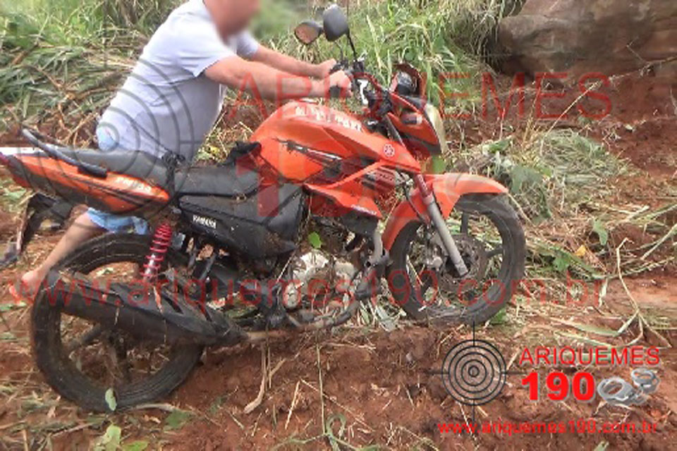 Maquinista ao realizar limpeza encontra moto furtada abandonada