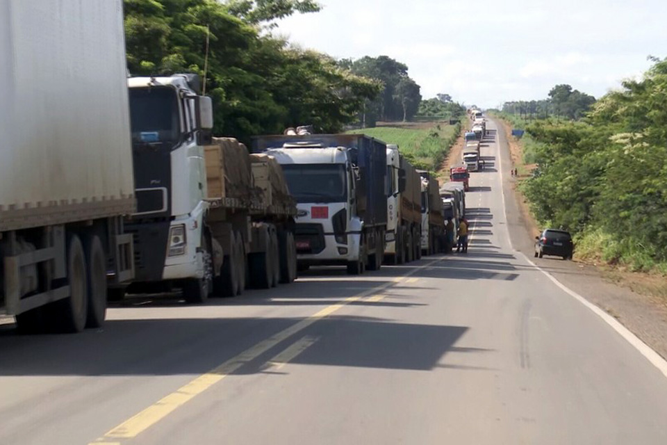 BR-364 tem 35 km de congestionamento e tempo de travessia de até 5h em local atingido por enchente