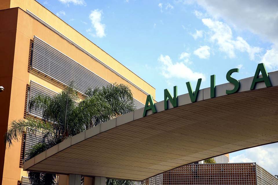 Anvisa suspende autorização de uso de medicamento contra covid-19