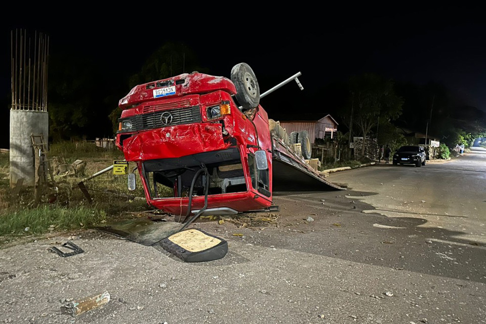 Caminhão despenca da ponte do Rio Jaru na manhã deste sábado 