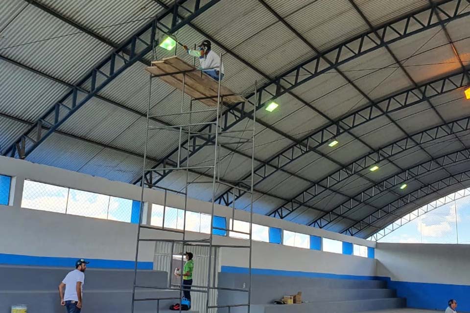 Prefeitura realiza manutenção na quadra de esportes do setor 4