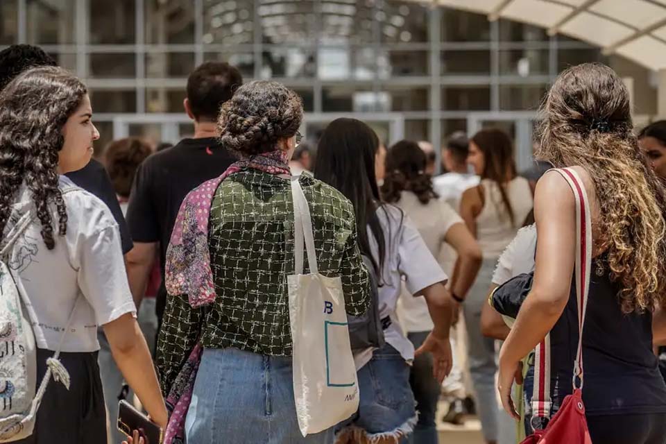 Sete a cada dez estudantes usam IA na rotina de estudos