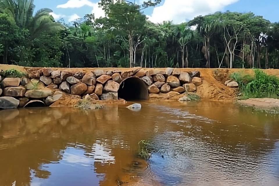 Encascalhamento em trechos da RO-420, sentido Jacinópolis é realizado pelo governo 