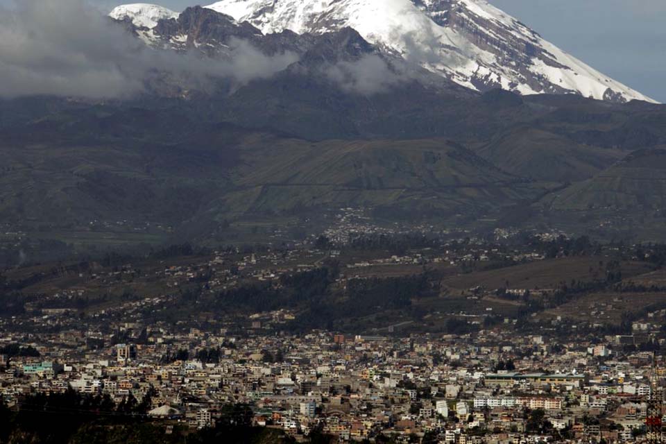 Cinzas de vulcão escurecem céu e cobrem cidades do Equador