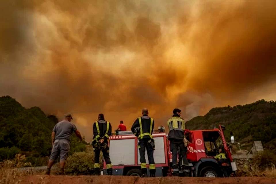 Incêndio em ilha da Espanha está “fora de controle”, dizem autoridades