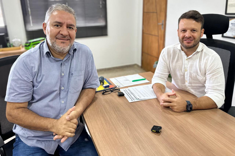 Vereador Everaldo Fogaça busca esclarecimentos sobre asfaltamento das ruas Capão da Canoa e Humaitá em visita à SEMOB