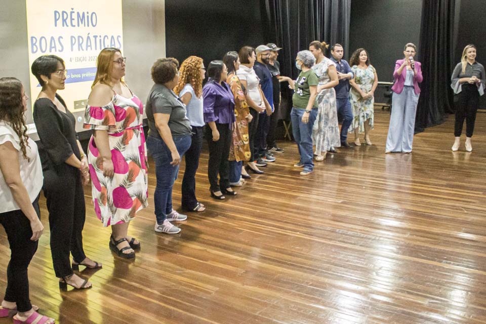 Dez professores conquistam o Prêmio Boas Práticas em Porto Velho; anúncio aconteceu durante evento no Teatro Banzeiros