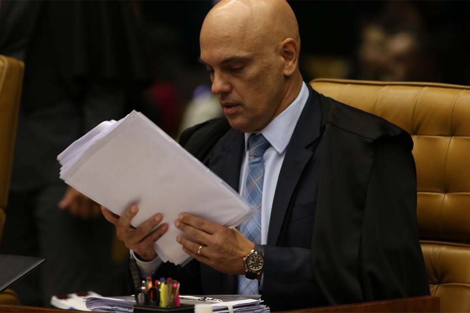 Alexandre de Moraes abre inquérito sobre live do presidente