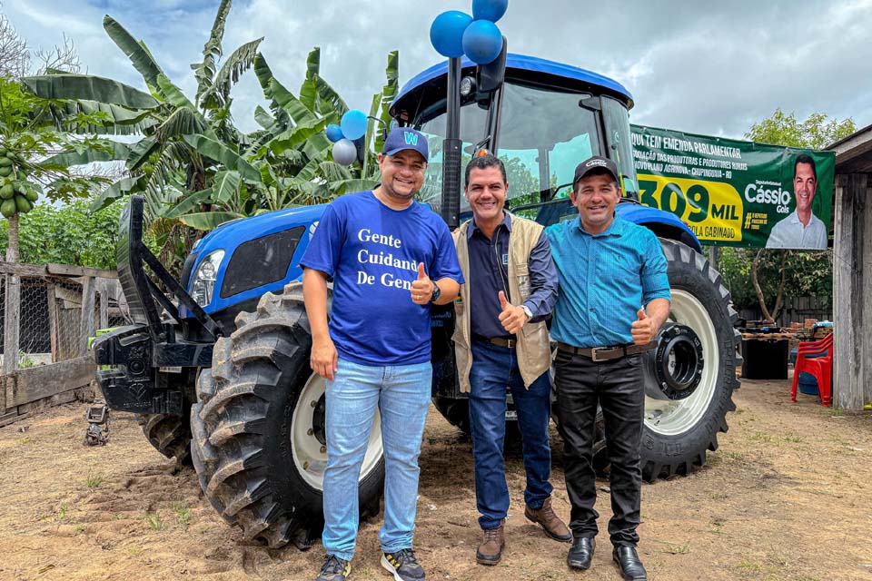 Deputado Cássio Gois entrega trator para Associação de produtores rurais em Chupinguaia