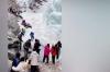 Cachoeira congelada quebra e atinge turistas na China