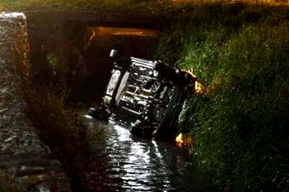 Motorista perde controle e carro cai dentro de vala na Jorge Teixeira 