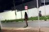 Mototaxista flagra travesti correndo atrás de suposto cliente 