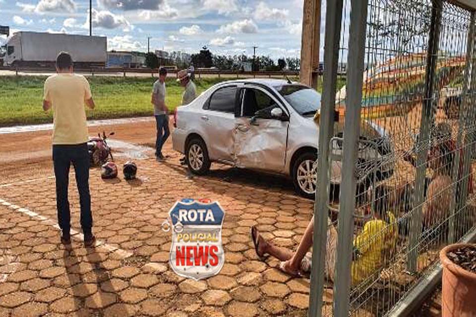 Colisão entre moto e carro deixa motociclista com cortes no braço e suspeita de fratura