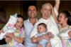 Fabiana Justus ganha o carinho da família após receber alta do hospital: 'Em casa'