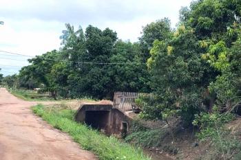 Canal no bairro Três Marias recebe serviço de limpeza após descarte incorreto de lixo