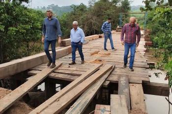  Deputado Ezequiel Neiva inspeciona construo de ponte de madeira sobre o rio Belm, na L J-04