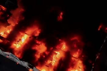 Incêndio destrói principal shopping na cidade de Varsóvia na Polônia