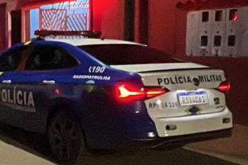 Briga em vila de apartamentos termina com policial agredido e jovem baleado