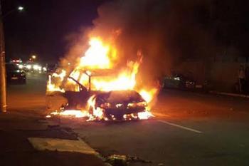Carro é incendiado durante ataque de dupla criminosa na zona Leste