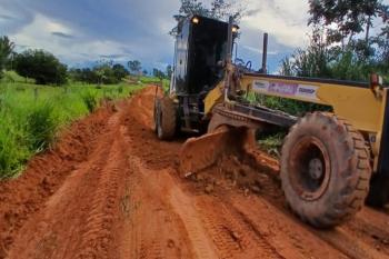 Prefeitura de Jaru realiza manutenção em trechos da Linha 610 no distrito de Bom Jesus