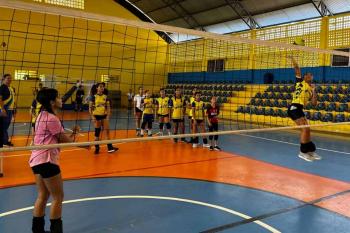 Programa Construindo Campeões atende mais de 100 alunos na modalidade de voleibol