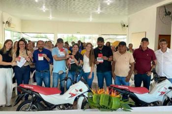 Deputado Laerte Gomes entrega mais 52 motos 0 km para ACSs de Ouro Preto do Oeste