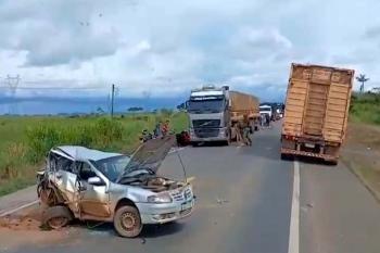 Colisão entre carro e carreta deixa quatro pessoas feridas BR-364