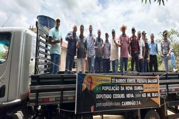 Em Theobroma, deputado Ezequiel Neiva atende comunidade de produtores rurais com a entrega de caminho