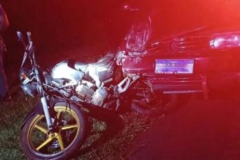 Mulher espanca marido e arrasta moto ao flagra-lo em conveniência