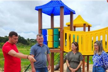 Gestoras municipais visitam bairros que estão recebendo novos playgrounds