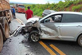 Colisão entre carro e carreta deixa quatro pessoas feridas na BR-364