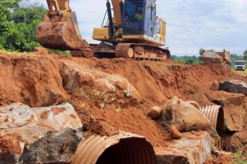 Prefeitura de Jaru realiza manutenção e aterro em bueiro na linha 612