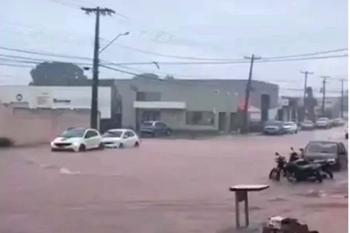 Forte chuva causa alagamentos e transtornos em Pimenta Bueno