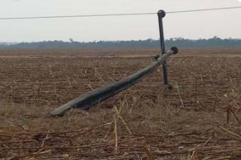 Temporal com raios e ventania derruba 12 postes e deixa sem energia a menor cidade do Cone Sul de Rondônia