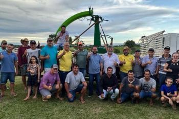 Deputado Laerte Gomes entrega ensiladeira para associao de Santa Luzia do Oeste