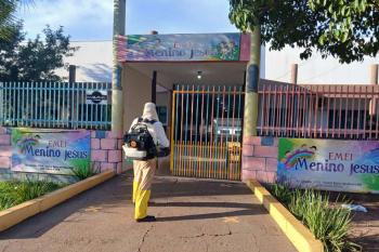 Escolas recebem bloqueios com nebulizador para eliminar mosquito da dengue