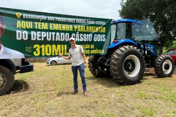 Deputado Cássio Gois entrega trator agrícola no valor de R$ 310 mil para produtores rurais em Cacoal